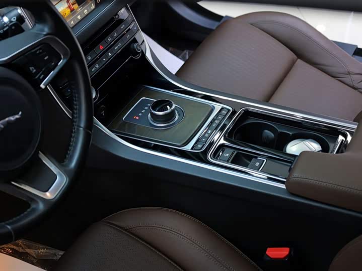 Jaguar XFL 2018 XFL 2.0 T 250 PS — фото 22