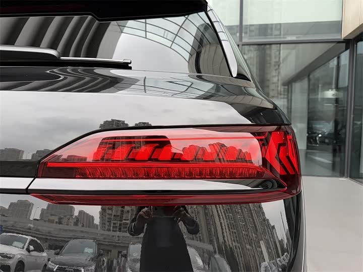 Audi SQ7 2024 4.0 TFSI — фото 12