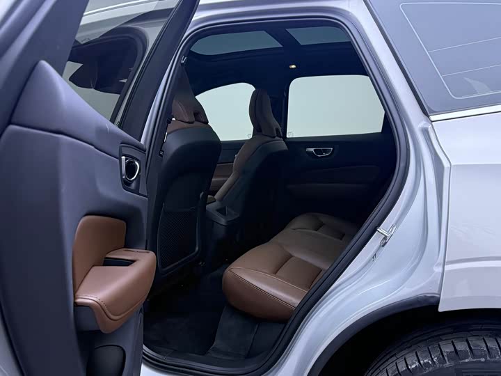 Volvo XC60 2023 B 5 4 WD — фото 11