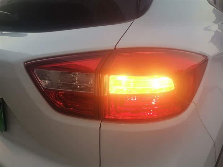 Changan CS15 2016 1.5 L MT — фото 8