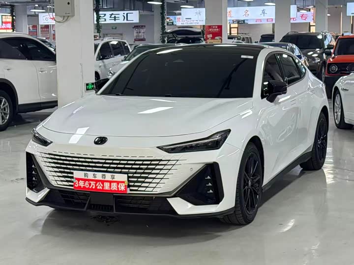 Changan UNI-V 2023 1.5 T Premium — фото 1