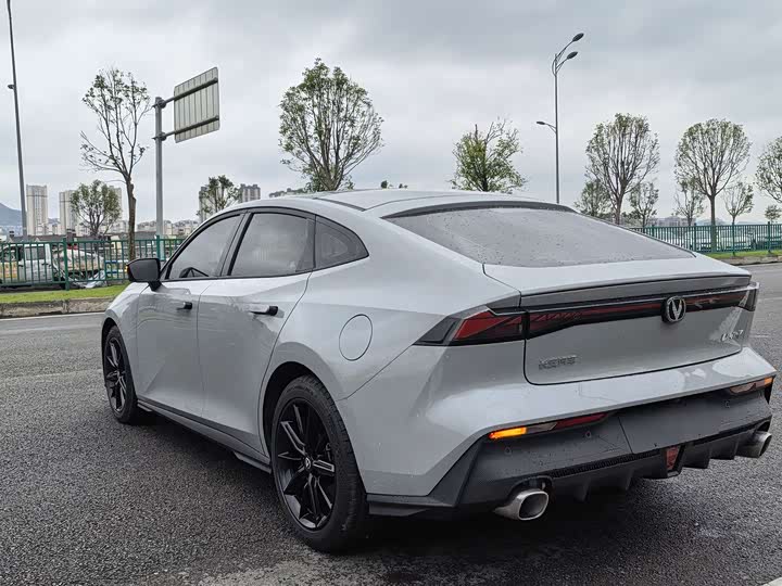 Changan UNI-V 2022 1.5 T Premium — фото 12