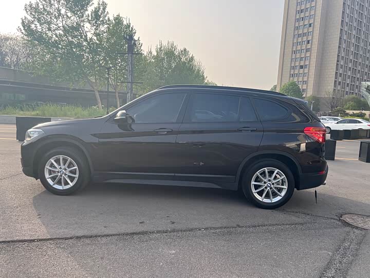 BMW X1 2019 s Drive 18 Li — фото 7