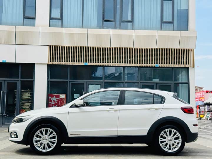 Qoros 3 2015 SUV 1.6 T AT — фото 4