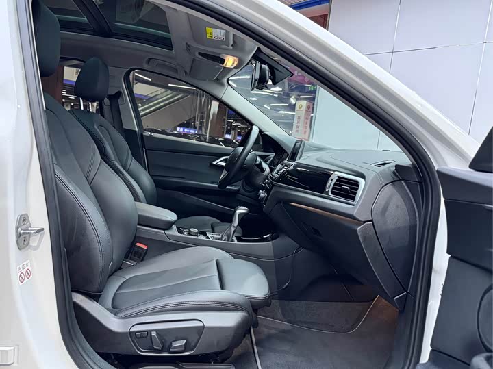 BMW 1-Series 2018 118i Sport — фото 16