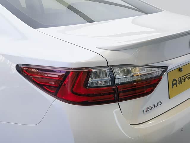 Lexus ES 2015 300h — фото 11