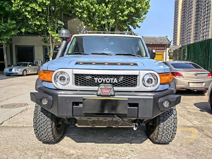 Toyota FJ 2020 4.0 L AT — фото 2