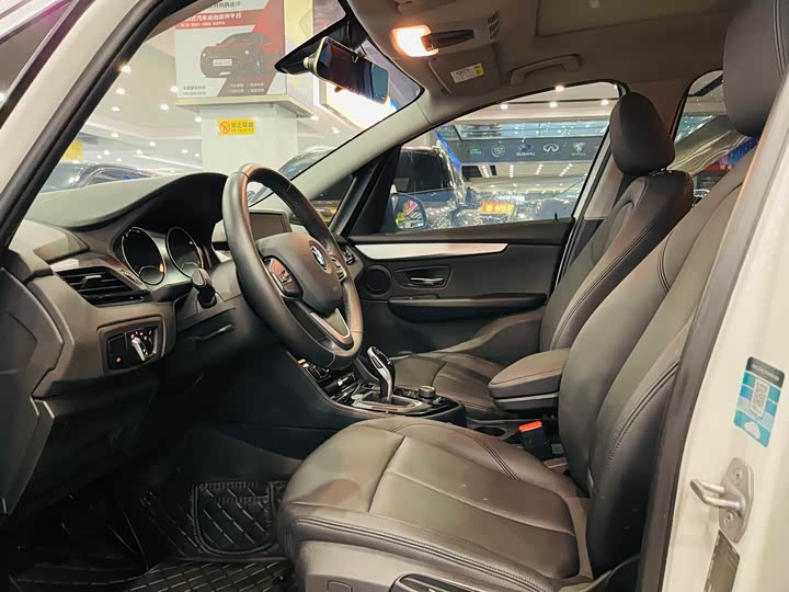 BMW 2-Series 2019 220i Leading — фото 3