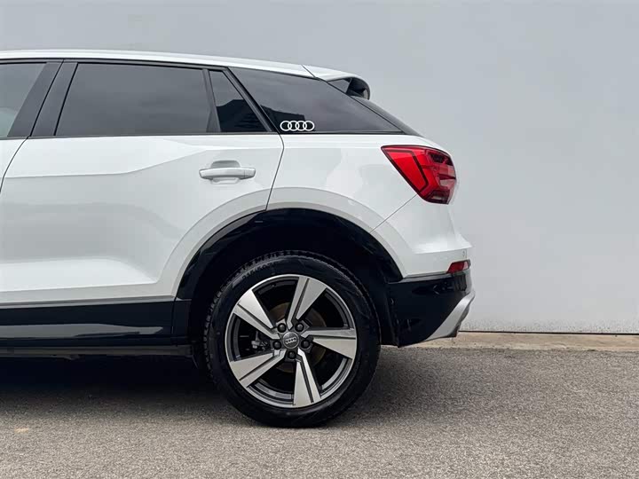 Audi Q2L 2020 35 TFSI — фото 2