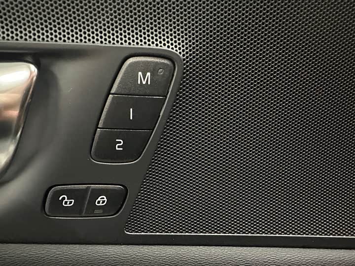 Volvo XC60 2025 B 5 4 WD — фото 13