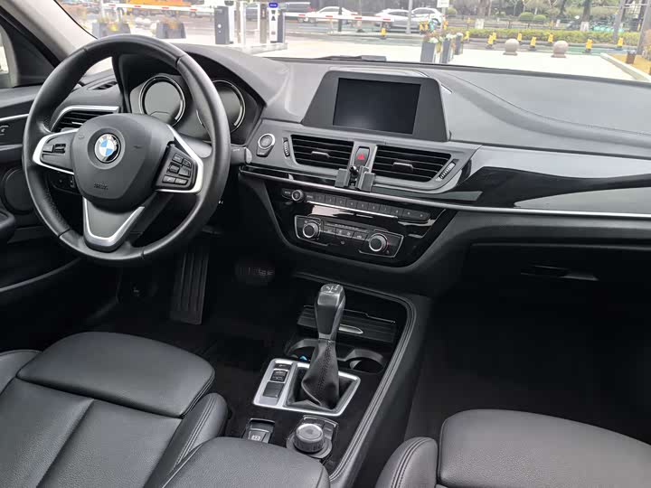 BMW 1-Series 2018 118i Sport — фото 13