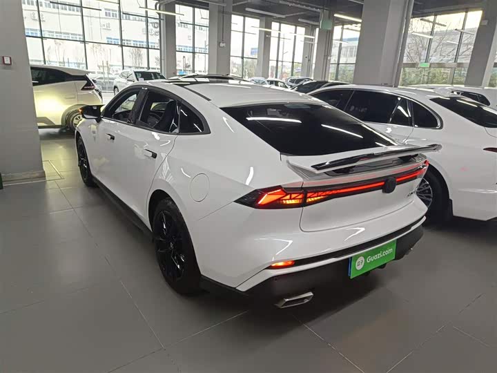 Changan UNI-V 2024 1.5 T Premium — фото 5