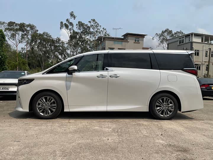 Toyota Alphard — фото 3