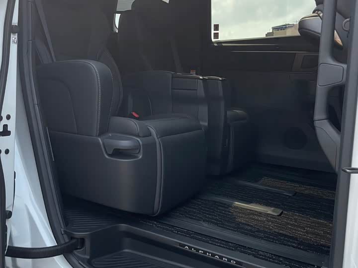 Toyota Alphard — фото 11