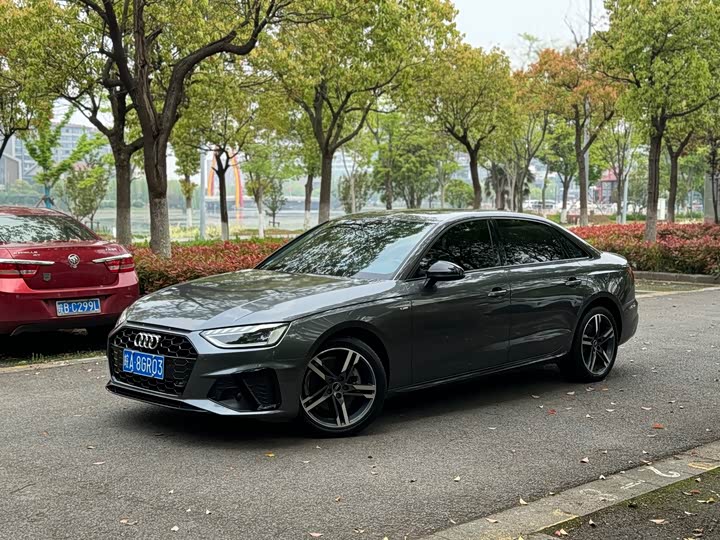 Audi A4L 2022 40 TFSI — фото 1