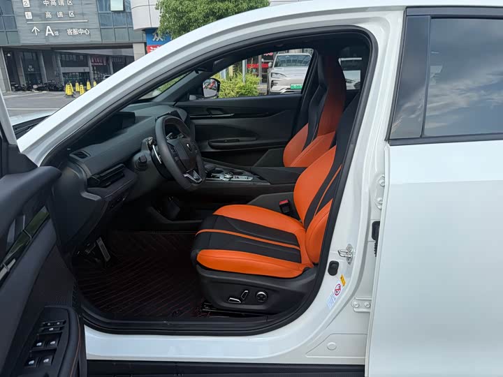 Changan UNI-V 2024 1.5 T Sport — фото 4