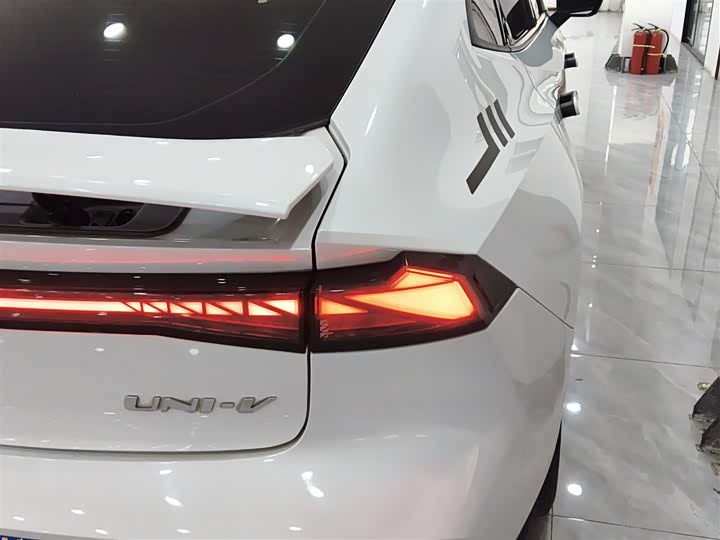Changan UNI-V 2022 1.5 T Premium — фото 24