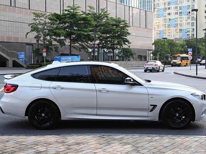 BMW 3-Series 2020 320i M — фото 6