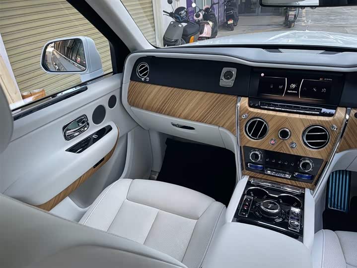 Rolls-Royce Cullinan — фото 19
