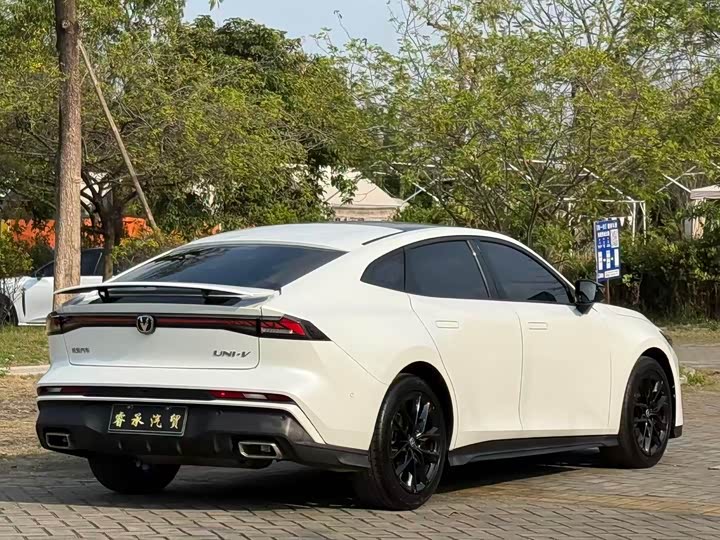 Changan UNI-V 2024 1.5 T — фото 6