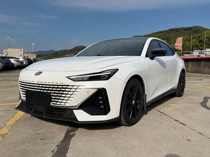 Changan UNI-V 2022 1.5 T Premium — фото 1