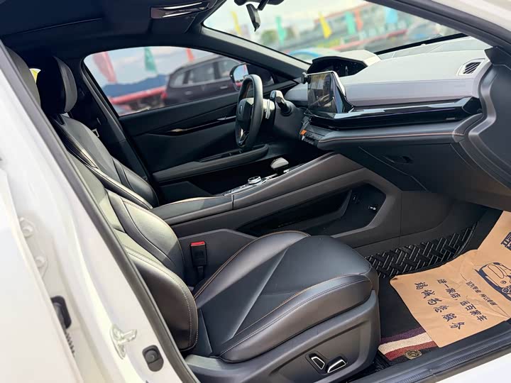 Changan UNI-V 2022 1.5 T Premium — фото 13