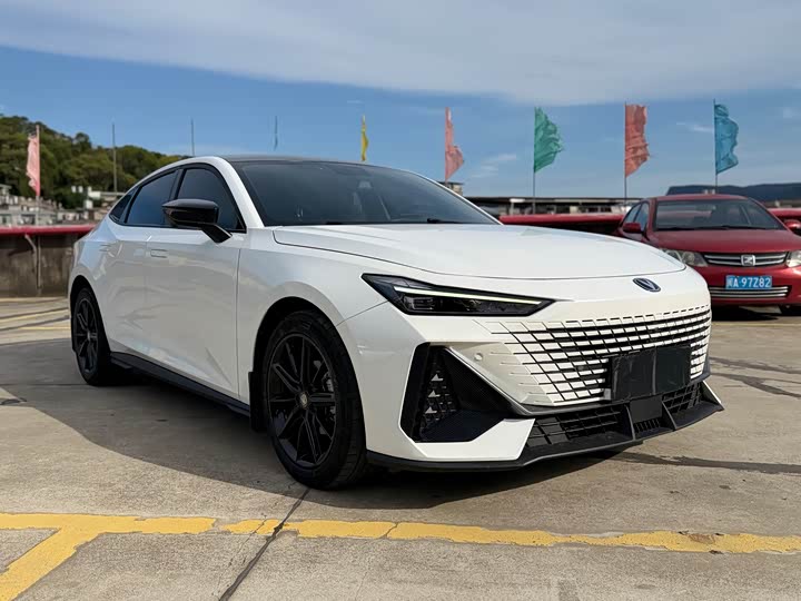 Changan UNI-V 2022 1.5 T Premium — фото 3