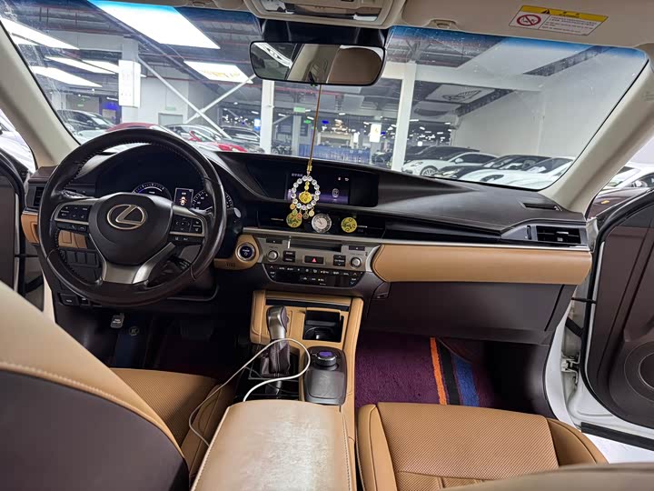 Lexus ES 2017 300h Mark Levinson — фото 13
