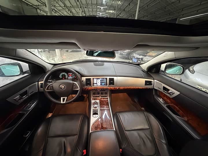 Jaguar XF 2015 XF 2.0 T — фото 20