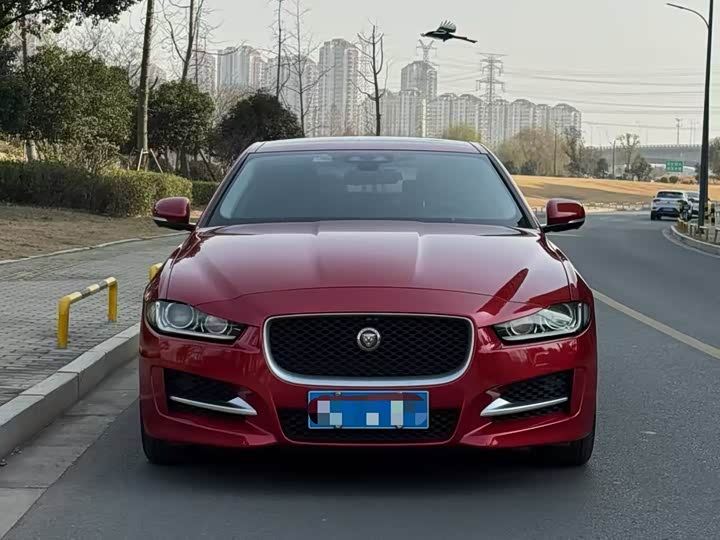 Jaguar XE 2015 2.0 T 200 PS R-Sport — фото 2
