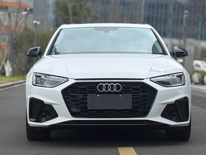 Audi A4L 40 TFSI люкс-динамик — фото 2