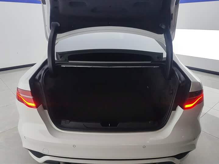Jaguar XEL 2022 2.0 T 250 PS R-DYNAMIC S — фото 4