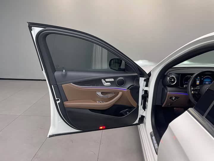 Mercedes-Benz E-Class 2022 E 260 L Sport — фото 28