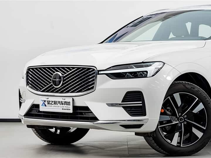Volvo XC60 2026 B 5 4 WD — фото 3
