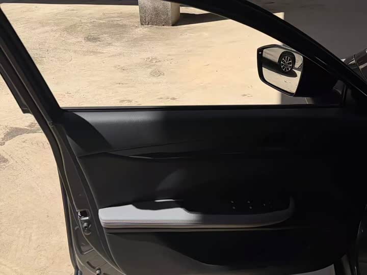 Changan UNI-V 2022 1.5 T Premium — фото 4