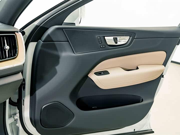 Volvo XC60 2026 B 5 4 WD — фото 13