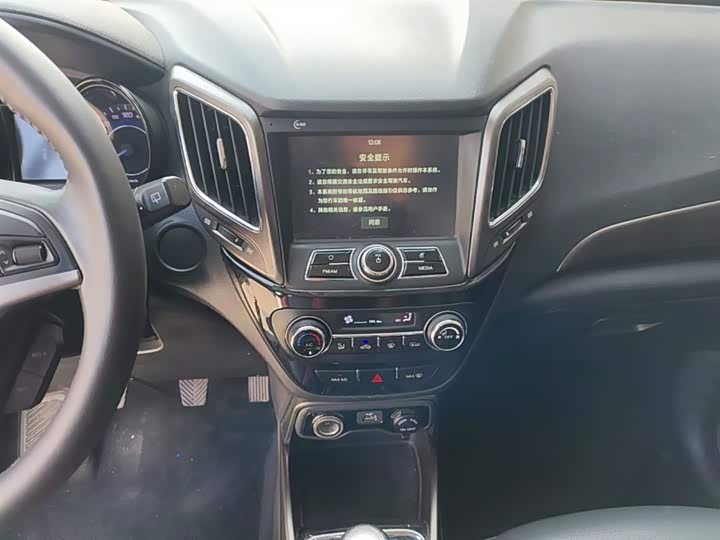 Changan CS15 2016 1.5 L MT — фото 13