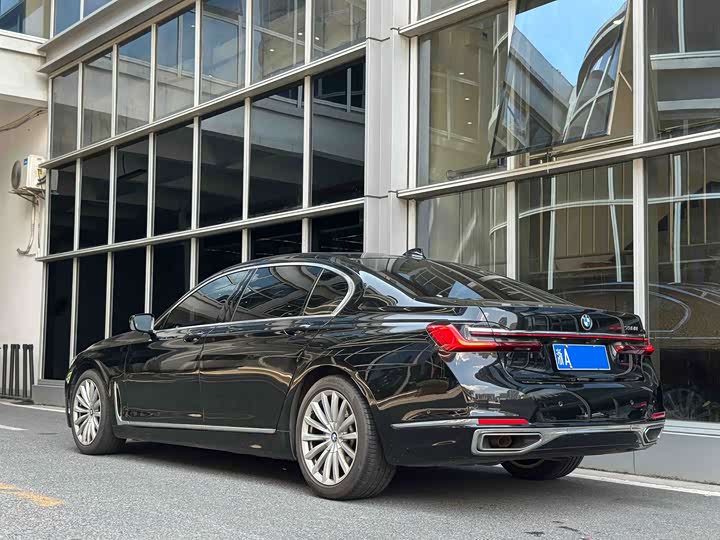 BMW 7 Series рестайлинг 730Li люкс-пакет — фото 4