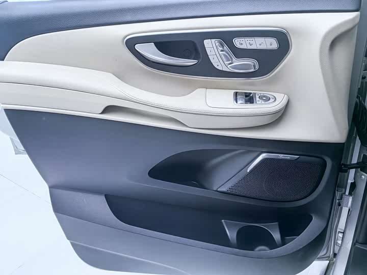 Mercedes-Benz V-Class 2018 V 260 VI — фото 17