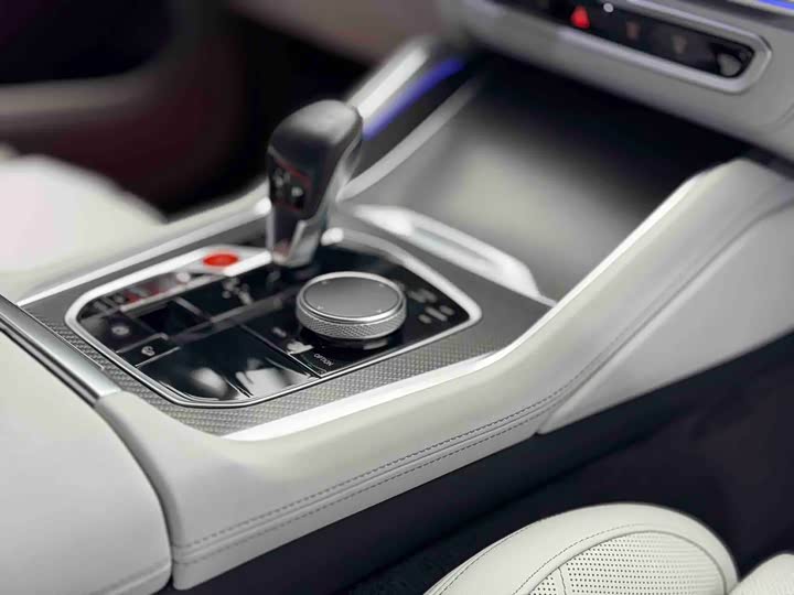 BMW XM 2023 50e — фото 12