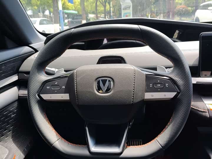 Changan UNI-V 2023 1.5 T Premium — фото 16