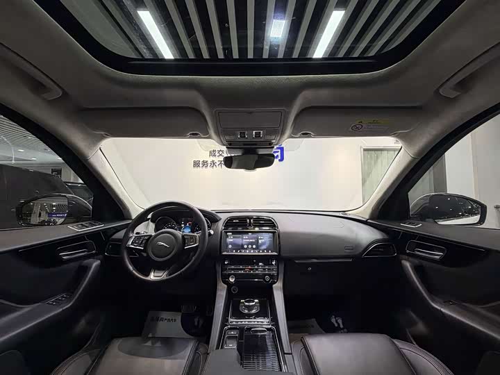 Jaguar F-PACE 2019 2.0 T 2 WD — фото 14