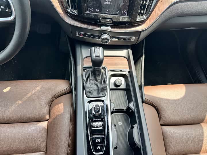 Volvo XC60 T5 полный привод люкс — фото 17