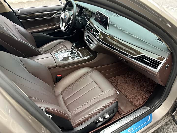 BMW 7 Series 730Li продвинутая — фото 17