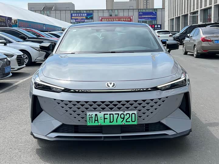 Changan UNI-V 2024 i DD 136km