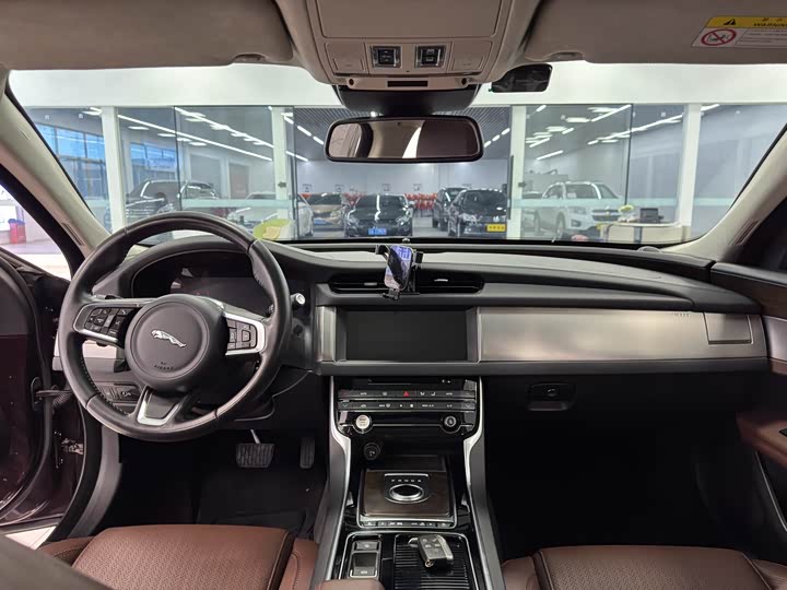 Jaguar XFL 2018 XFL 2.0 T 250 PS — фото 13
