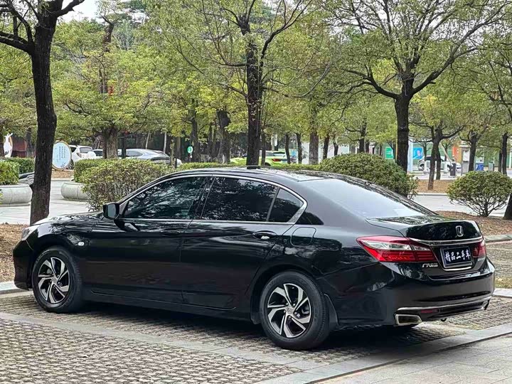 Honda Accord — фото 17
