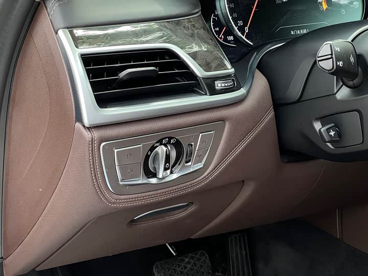 BMW 7-Series 2017 740 Li Leading — фото 27