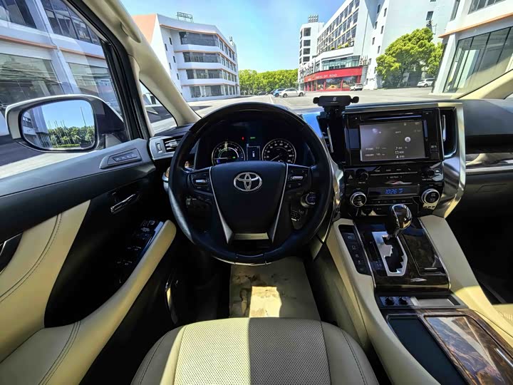 Toyota Alphard — фото 19