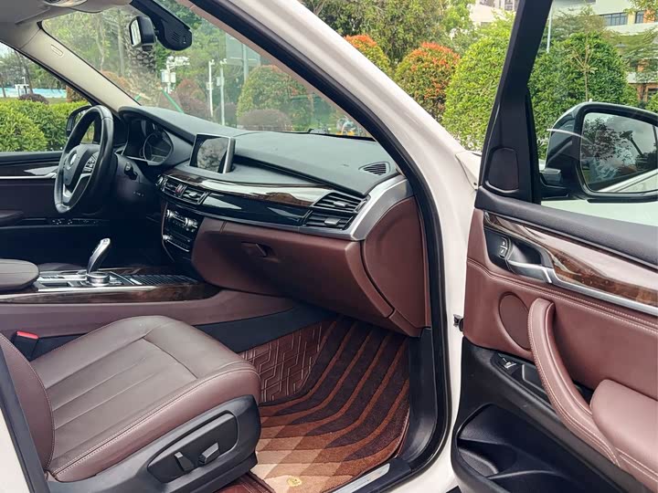 BMW X5 2018 x Drive 28i — фото 10